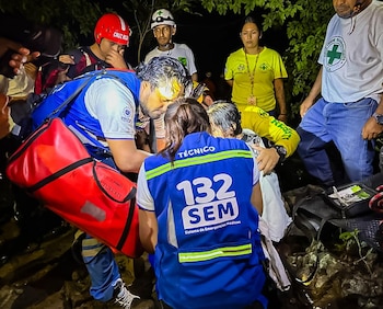 Efectivos de Bomberos de El Salvador y Protección Civil realizaron las maniobras directas para extraer a la mujer del cauce.(Cortesía: Secretaría de Prensa)