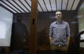 FOTO DE ARCHIVO: El opositor ruso Alexei Navalny asiste a una audiencia para considerar una apelación contra una decisión judicial anterior de cambiar su sentencia suspendida a una pena de prisión real, en Moscú, Rusia, el 20 de febrero de 2021. REUTERS/Maxim Shemetov