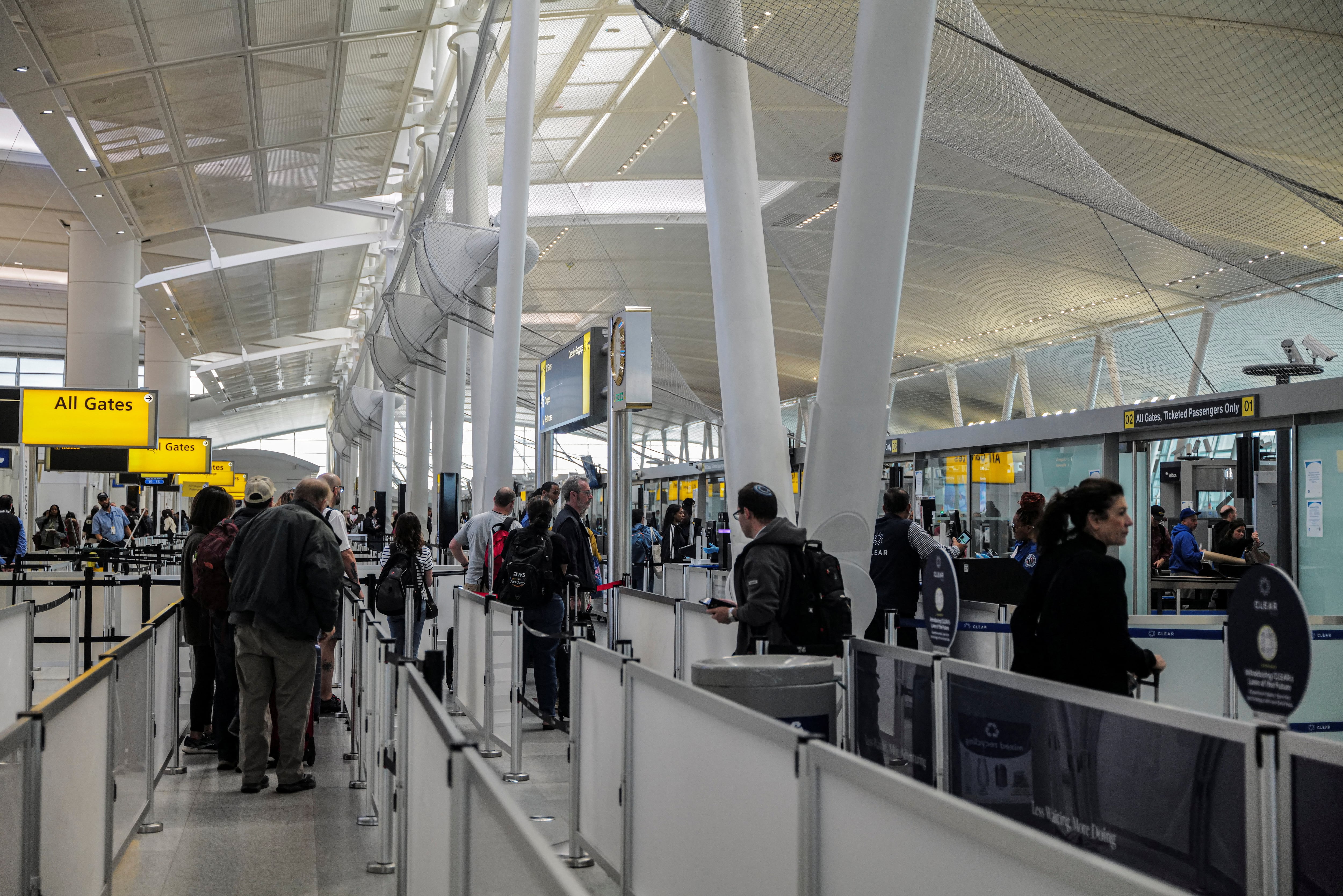 La TSA se prepara para controlar a 18,3 millones de pasajeros y tripulantes en aeropuertos de Estados Unidos durante la semana de Memorial Day y el Mundial (REUTERS/Jeenah Moon)