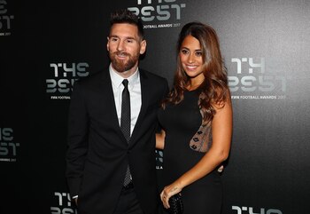 LONDON, ENGLAND - OCTOBER 23: Lionel Messi and wife Antonella Roccuzzo arrive for The Best FIFA Football Awards - Green Carpet Arrivals on October 23, 2017 in London, England. (Photo by Michael Steele/Getty Images)