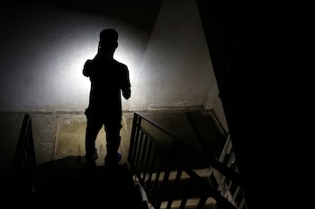 Una persona camina al interior