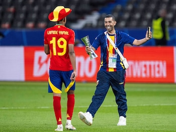 Mounir Nasraoui y Lamine Yamal. (Europa Press)