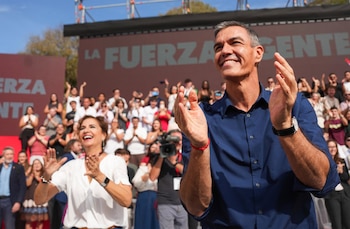 10/10/2026 La secretaria general del PSOE-A, María Jesús Montero (i), y el secretario general del PSOE y presidente del Gobierno, Pedro Sánchez (d), en el primer acto de precampaña de las elecciones del 29N. A 10 de octubre de 2026 en Dos Hermanas (Foto de archivo).
POLITICA
María José López - Europa Press