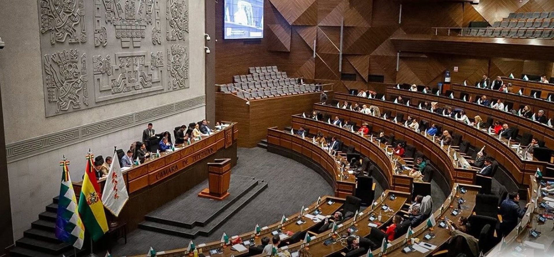 03/10/2026 Sesión ordinaria de la Asamblea Legislativa.La Asamblea Legislativa Plurinacional (ALP) de Bolivia ha aprobado este viernes una resolución que faculta a la Cámara a suspender de forma directa al fiscal general del Estado cuando este resulte imputado por un delito grave, como ha ocurrido con el actual titular Roger Mariaca, y otorga a las autoridades políticas la designación de un fiscal general interino para cubrir eventuales ausencias.POLITICA CÁMARA DE DIPUTADOS DE BOLIVIA