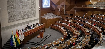 03/10/2026 Sesión ordinaria de la Asamblea Legislativa.
La Asamblea Legislativa Plurinacional (ALP) de Bolivia ha aprobado este viernes una resolución que faculta a la Cámara a suspender de forma directa al fiscal general del Estado cuando este resulte imputado por un delito grave, como ha ocurrido con el actual titular Roger Mariaca, y otorga a las autoridades políticas la designación de un fiscal general interino para cubrir eventuales ausencias.
POLITICA
CÁMARA DE DIPUTADOS DE BOLIVIA