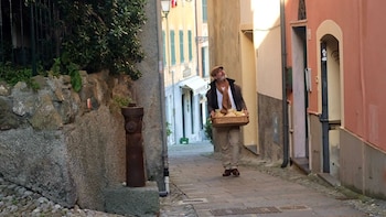 Carlos Carlín llegó a Italia para realizar una escena crucial de la historia.