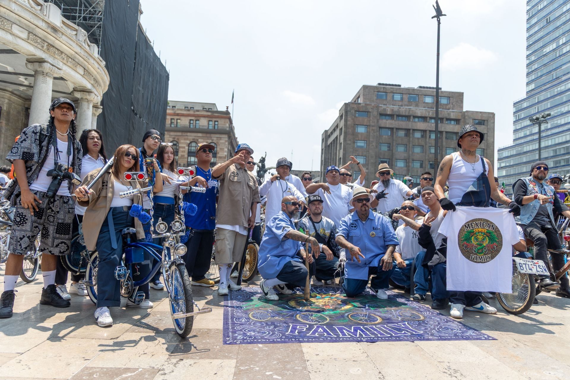 CIUDAD DE MÉXICO, 17MAYO2026.- Cholos integrantes The Mexican Family realizaron una Rodada Lowride Biker, para promocionar el Día Internacional de los Museos, partieron del Palacio de Bellas Artes. FOTO: MOISÉS PABLO/CUARTOSCURO.COM