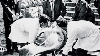 El día que un granjero blanco disparó contra un primer ministro sudafricano por ser “la personificación del apartheid”