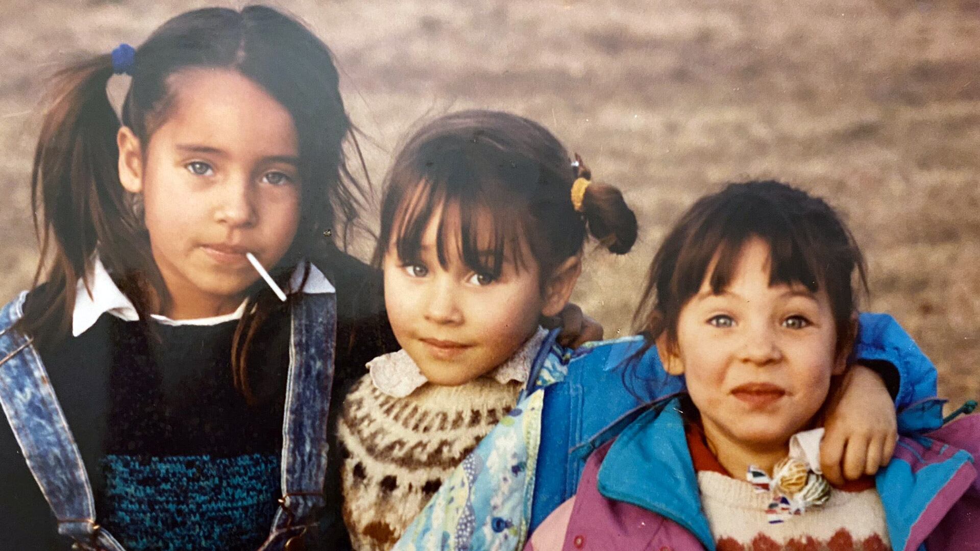 Isabel (a la derecha) junto a sus hermanas Amparo y Rosario