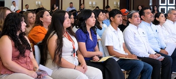 Estudiantes de Sonora celebran su ingreso a El Valor de Educar durante la ceremonia en Ciudad Obregón.Beneficiarios de El Valor de Educar comparten sus expectativas al integrarse al programa de excelencia.
Familias acompañan a los seleccionados de El Valor de Educar en su camino hacia la educación superior. (Infobae México)