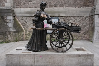 La estatua Molly Malone junto