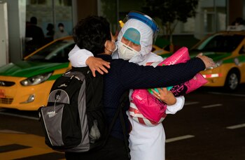 Ciudadanos ecuatorianos son vistos mientras llegan en un vuelo procedente de Houston, al aeropuerto Mariscal Sucre de Quito (Ecuador), donde fueron recibidos por sus familiares. EFE/Archivo