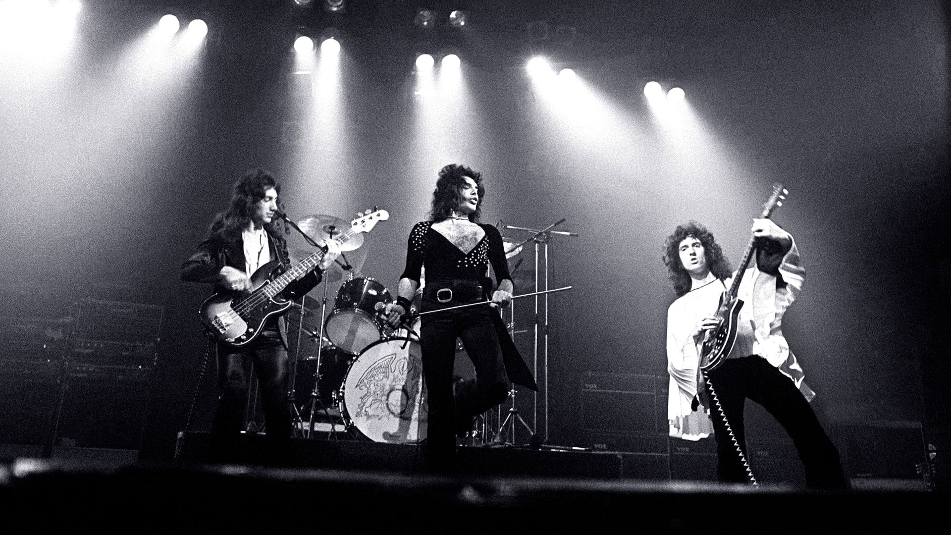 Los destellos del material brillante y el color negro marcaban la estética glam de los primeros años de Queen