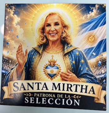 Retrato ilustrado de Mirtha Legrand con aureola y vestimenta azul y dorada, corazón celeste y blanco, bandera argentina, estadio y confeti. Texto: 'Santa Mirtha Patrona de la Selección'
