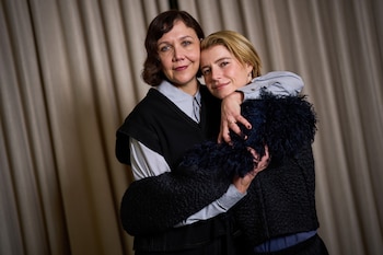 Maggie Gyllenhaal, a la izquierda,