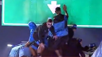 “¡Agachate!“: el inquietante momento en el que un jugador de Belgrano chocó con un cartel en la caravana por el título