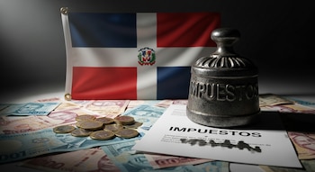 Bandera de República Dominicana, billetes, monedas dominicanas, peso de metal con la palabra IMPUESTOS, y un documento.