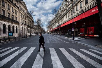 Un hombre cruza una calle