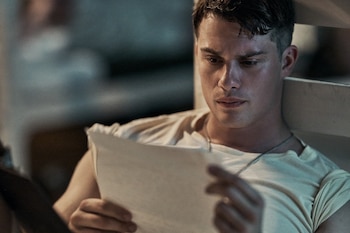 Nicholas Galitzine interpreta a John McLaughry, uno de los jugadores universitarios que se alista en los Marines. (Crédito: Kane Skennar / Netflix © 2026)