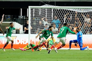 Henry Martín (20) corre para