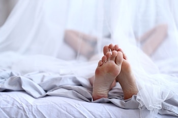 Dormir con los pies fuera