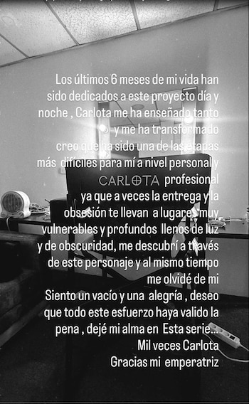 Texto blanco en español sobre una imagen en blanco y negro de un camerino con un espejo iluminado, un ventilador y una regleta en una mesa