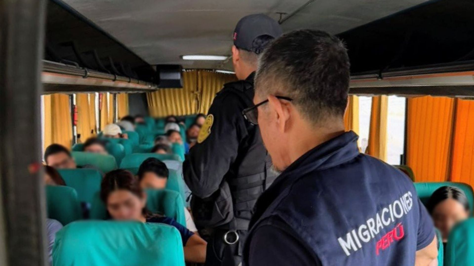 Los inspectores revisaron la situación migratoria de los intervenidos para determinar si cumplían las condiciones de permanencia regular en el país - Créditos: Migraciones.
