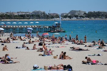 La gente disfruta del sol