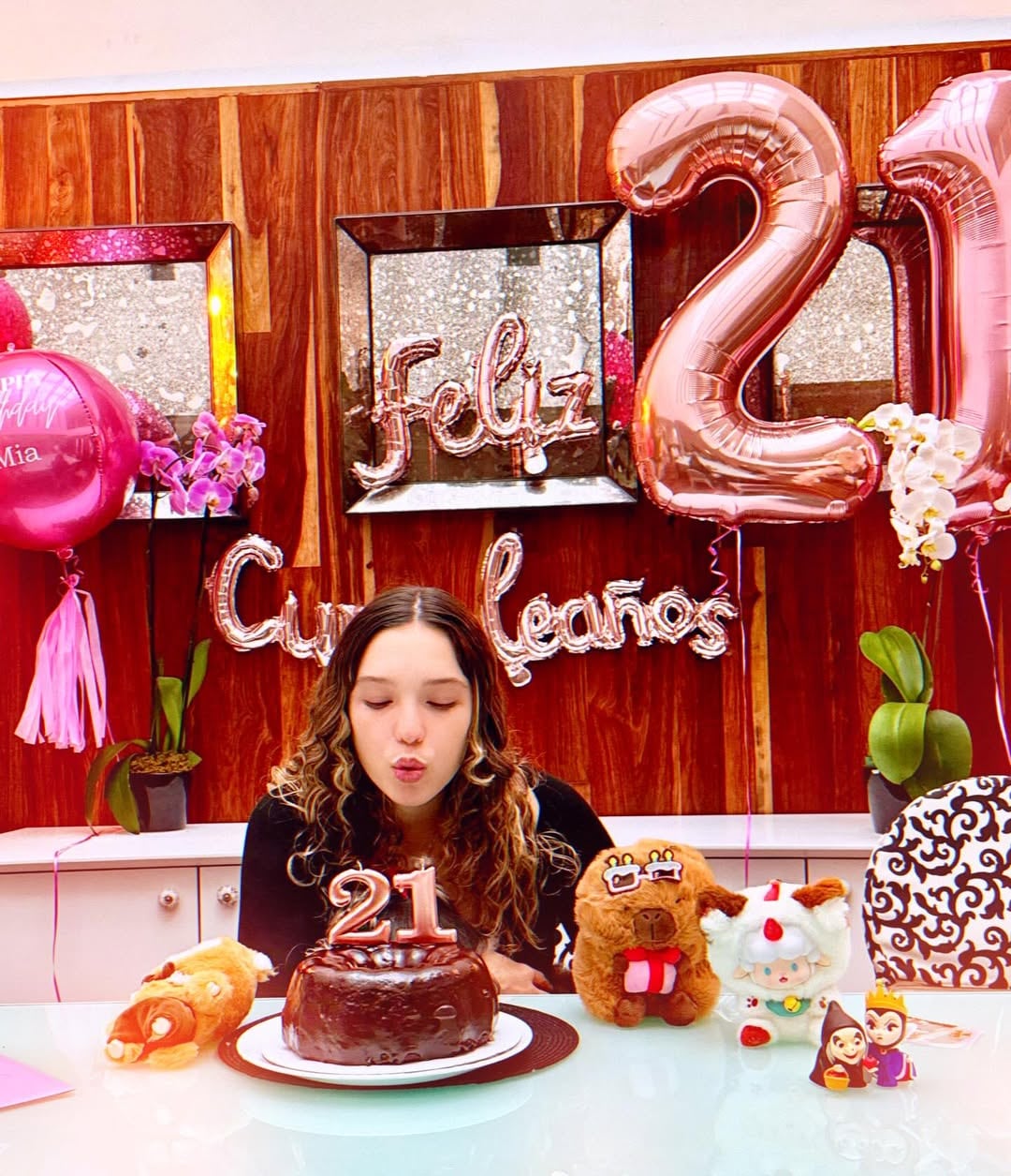 Mía Rubín rodeada de decoraciones festivas y globos. (Instagram)