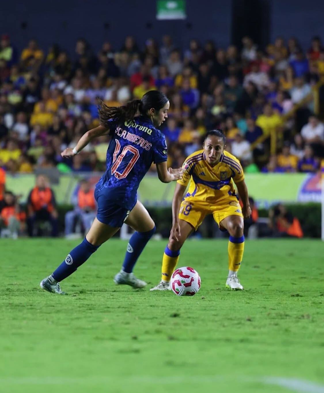El América Femenil y Tigres llegan empatados en puntos al crucial enfrentamiento por el subliderato del Clausura 2026. (Instagram/ @scarlett_camberos)