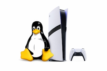 La mascota de Linux, Tux, se sienta junto a una consola PlayStation 5 blanca y un mando DualSense blanco, sobre un fondo blanco puro.