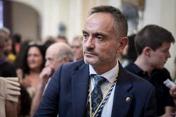 12/09/2026 El alcalde de Móstoles, Manuel Bautista, durante la ceremonia de bajada de la Virgen de los Santos a la carroza, en la Ermita de Ntra. Sra. de los Santos, a 12 de septiembre de 2026, en Móstoles, Madrid (España). Durante el acto, la imagen de la patrona baja lentamente desde su camarín en el retablo del altar hasta la carroza mediante unos raíles, un sistema de torno y cuerdas ideado a principios del siglo XX por el mostoleño Enrique Olarte Fraile. El descenso ocurre al compás del canto de la Salve en un momento de gran devoción y emoción para los vecinos. Se trata del acto central del día grande de las Fiestas Patronales de Móstoles, declaradas de Interés Turístico Regional.
POLITICA
A. Pérez Meca - Europa Press