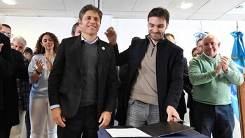 Axel Kicillof junto al gobernador