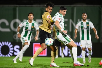 El delantero colombiano del Sporting de Lisboa, Luis Suárez (n.º 97), disputa el balón con el delantero griego del Rio Ave, Marios Vrousai (n.º 17, a la derecha), durante el partido de la liga portuguesa de fútbol entre el Rio Ave FC y el Sporting CP en el estadio Dos Arcos de Vila do Conde, el 28 de agosto de 2026-crédito Miguel Riopa/AFP
