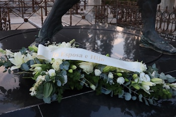 La tumba de Paquirri con las flores que le ha enviado Isabel Pantoja como homenaje en el 42 aniversario de su muerte. (Leandro Wassaul / Europa Press)