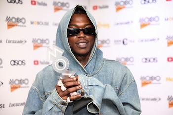 Skillibeng posa con el premio