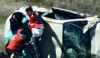El Toyota 86 GR terminó apoyado sobre su lateral derecho a casi 100 metros del punto donde abandonó la calzada