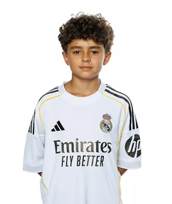 David Sánchez posa tras su fichaje por el Real Madrid en 2023 (Foto cortesía Real Madrid).