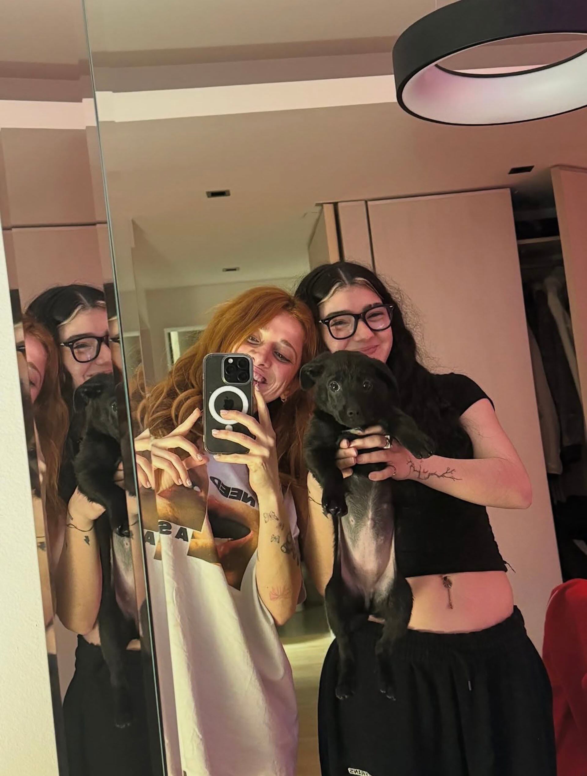 La influencer compartió una foto junto a su nueva pareja y su perrita Miga en sus redes sociales (Instagram)