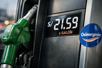 Primer plano de un surtidor de gasolina con boquerel verde, pantalla digital con precio por galón y logo Osinergmin.