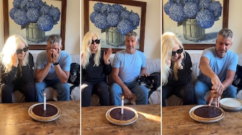Secuencia de tres fotos de una mujer rubia con gafas de sol y un hombre con camiseta azul sentados ante una tarta con vela y un perro.