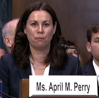 La jueza federal April Perry