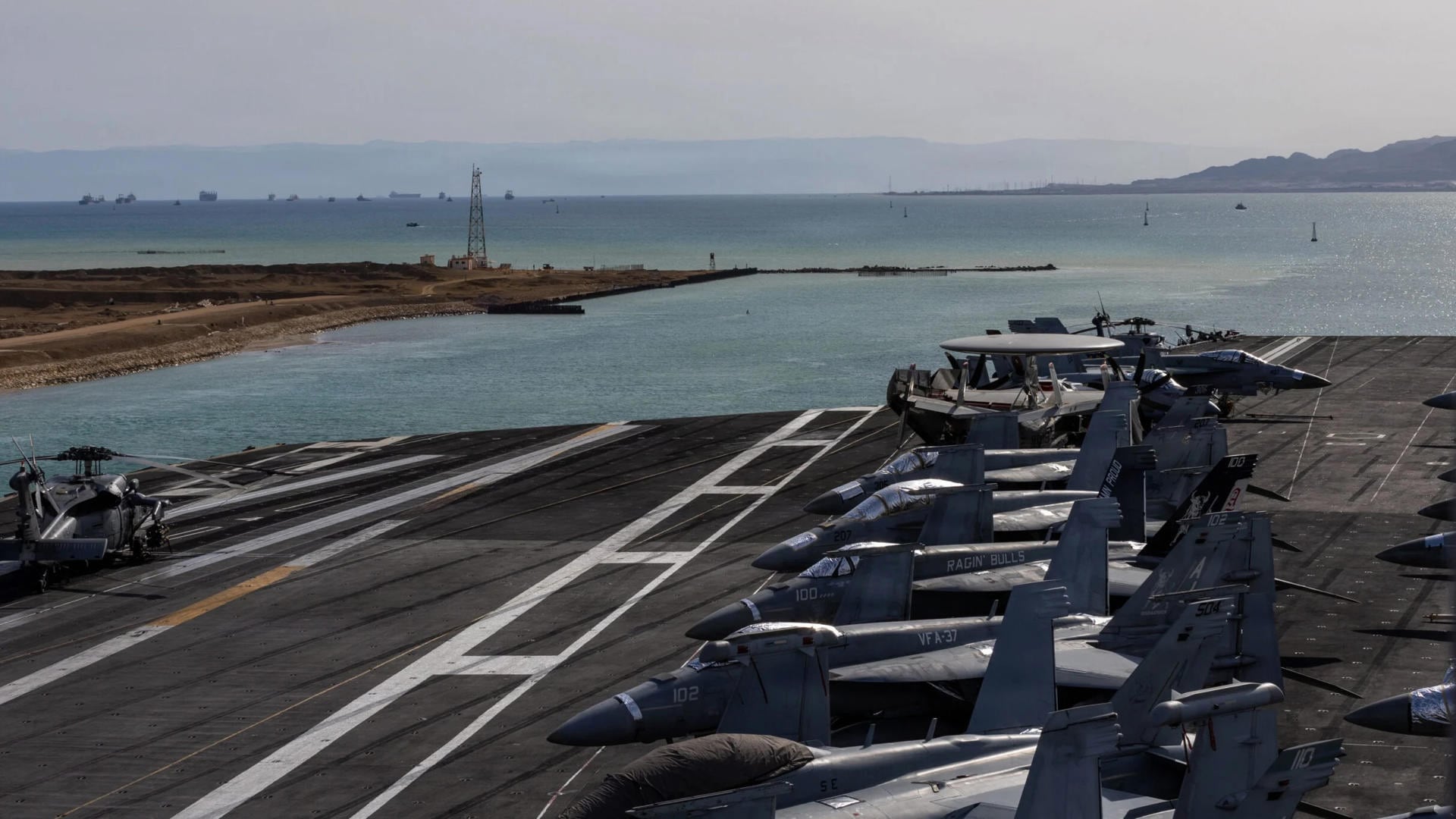 Fotografía tomada de la cuenta @USNINews en X del Instituto Naval de Estados Unidos que muestra al portaviones estadounidense el USS Gerald Ford cruzando el canal de Suez rumbo al mar Rojo. EFE/ @USNINews
