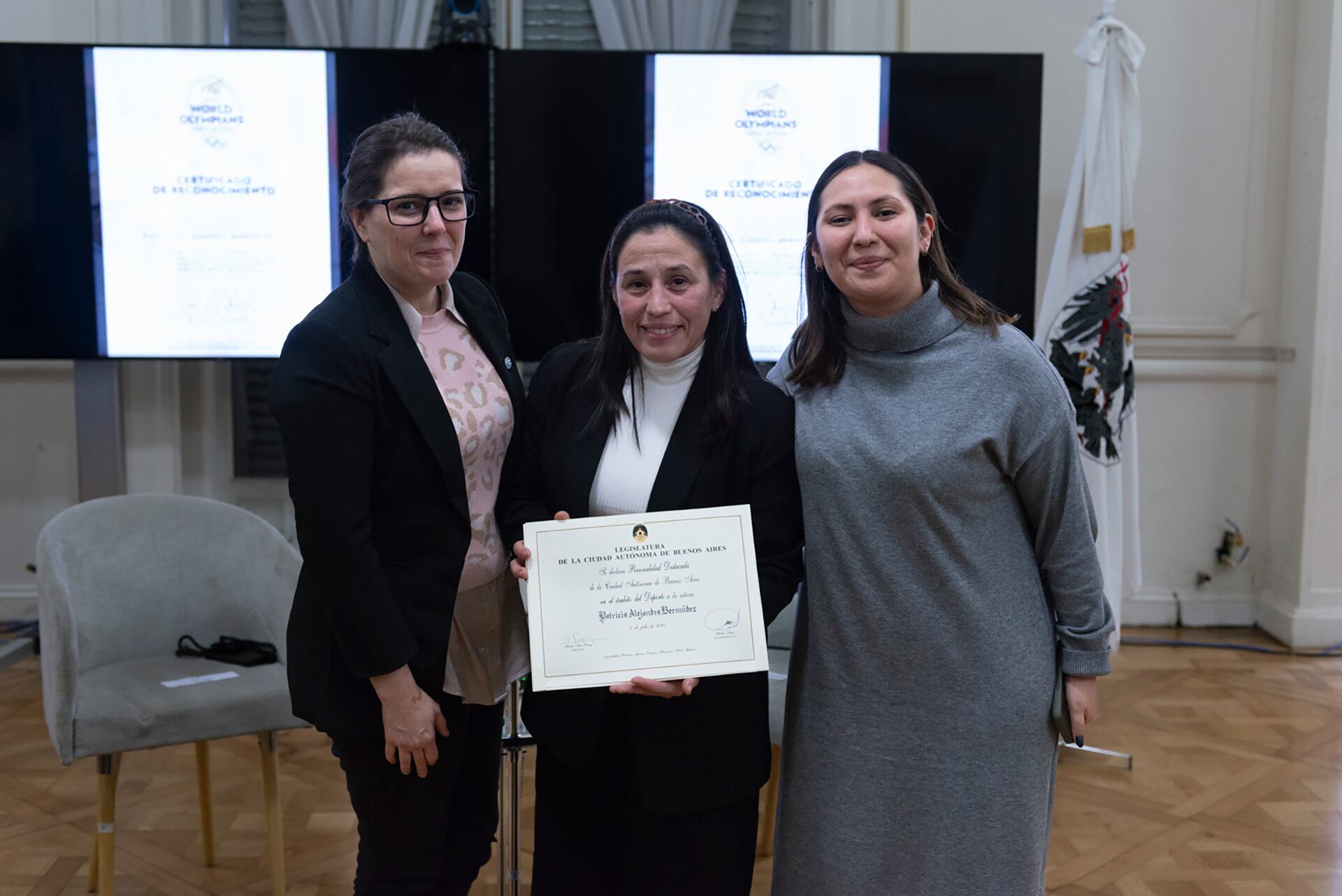 La luchadora Patricia Alejandra Bermúdez, junto a las diputadas María Inés Parry y Jessica Barreto (Foto: LegisCABA/Laura Palmiotti).