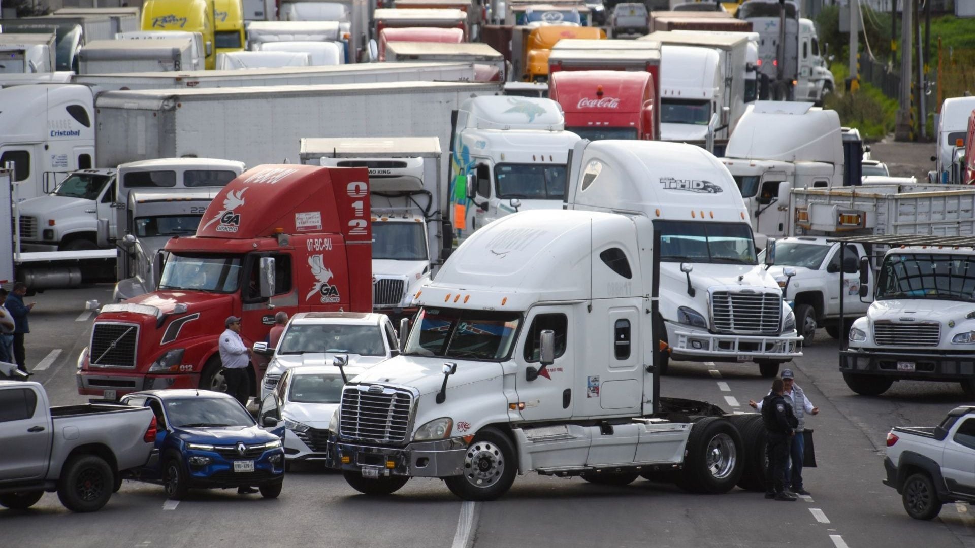 El choque se suma a casi 24 horas de cierre en la carretera, donde los manifestantes solo permiten el paso por carriles laterales cada 20 minutos. (FOTO: CRISANTA ESPINOSA AGUILAR/CUARTOSCURO.COM)