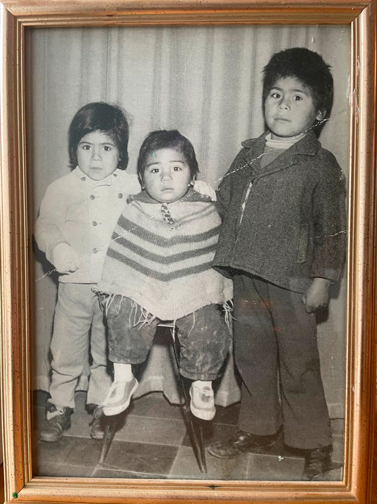 De izquierda a derecha: María, Mariano y Carlos Ramírez. La foto de los tres hermanos de pequeños que María tiene colgada en su casa, en el cuarto en el que pinta, y que es, también, tapa del libro