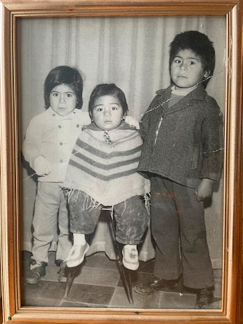 De izquierda a derecha: María, Mariano y Carlos Ramírez. La foto de los tres hermanos de pequeños que María tiene colgada en su casa, en el cuarto en el que pinta, y que es, también, tapa del libro