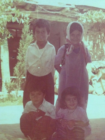 Diari -agachado- con sus hermanos