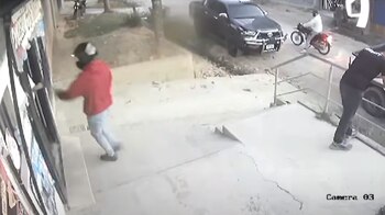 Dos ladrones entraron con armas