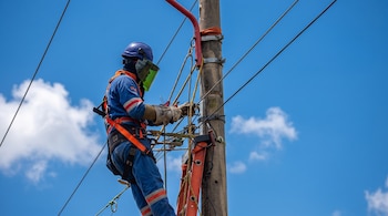 La propuesta para el soterramiento en Bogotá plantea primero identificar y desmontar las redes en desuso que ocupan el espacio público - crédito Enel Colombia